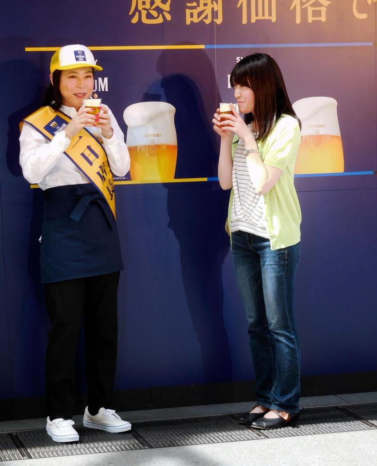 プレミアム・モルツ１日店長イベントに登場した椿鬼奴（左）＝東京・六本木ヒルズ