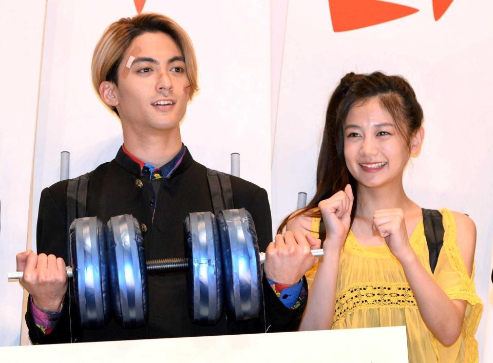 　映画「ズタボロ」の初日舞台あいさつを行った永瀬匡（左）と清水富美加＝東京・丸の内ＴＯＥＩ(1)（撮影・村中拓久）