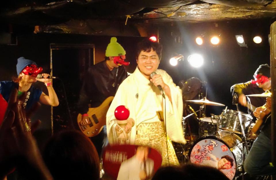 ろっくばんどとの共演を果たした三山ひろし＝新宿ＪＡＭ