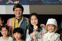 小学生以下のこどもたちにプレゼントをした水谷豊と山田瑛瑠（一番右）＝東京・新宿