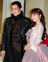 公開げいこを行った堀北真希（右）と山本耕史＝東京・日生劇場