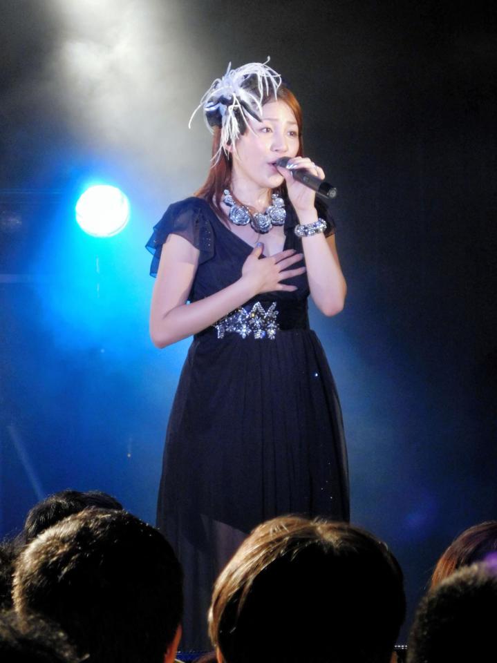 新曲「花」を歌う吉川友＝東京・新宿ＢＬＡＺＥ