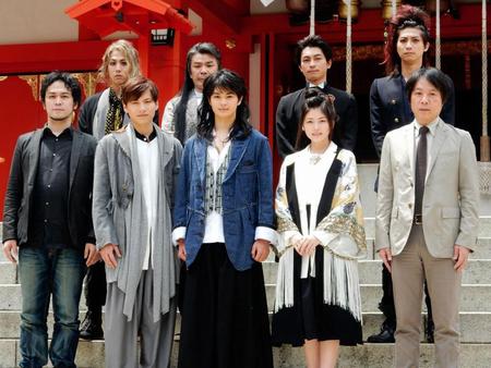 公演の成功祈願を行った宮崎秋人（前列左から２人目）、瀬戸康史（同３人目）、小芝風花（同４人目）ら＝東京・新宿の花園神社