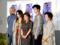 舞台への抱負を語った（左から）フィリップ・ブリーン氏、水川あさみ、大竹しのぶ、三浦春馬、三田和代＝東京・渋谷