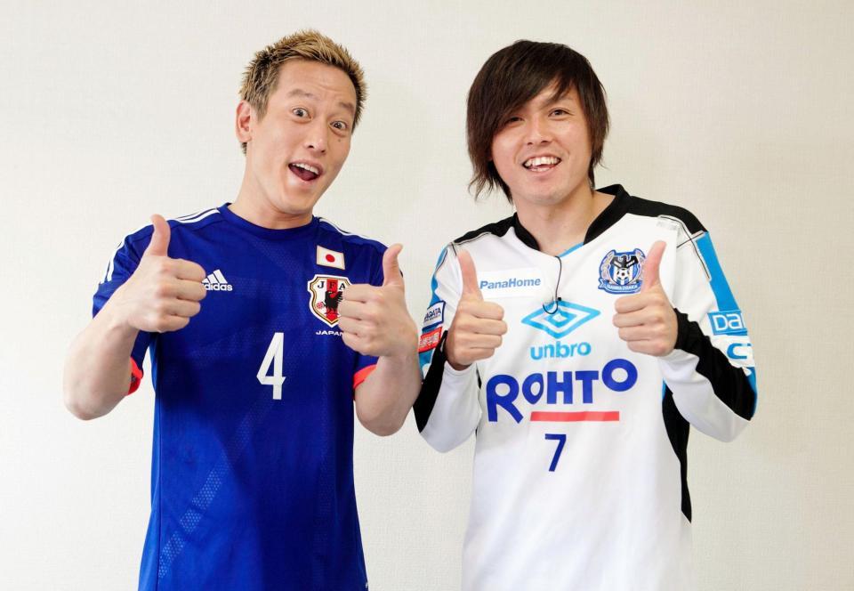 共演したじゅんいちダビッドソン（左）と遠藤保仁