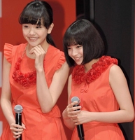 コブクロからのビデオメッセージに目を輝かせる松井愛莉（左）と広瀬すず＝東京都内（撮影・吉澤敬太）