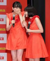 サプライズで生の合唱を贈られ、驚く広瀬すず（右）と松井愛莉＝東京・丸の内の丸ビルホール（撮影・吉澤敬太）