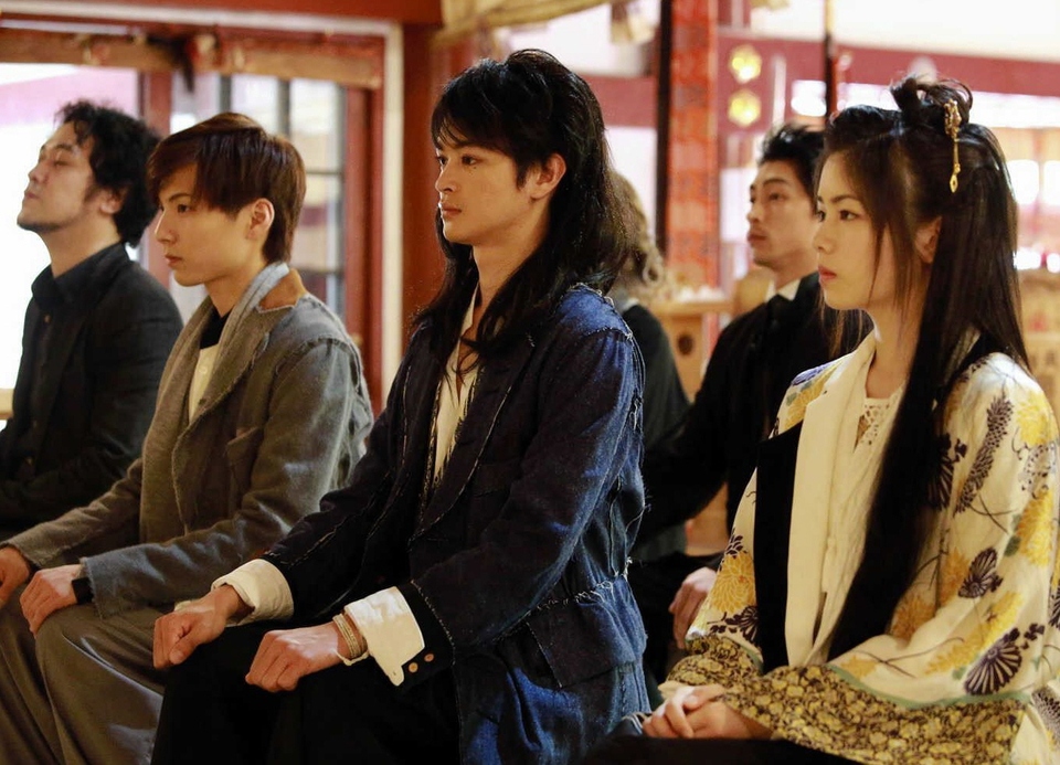 　公演の成功を祈願した宮崎秋人（前列左から２人目）、瀬戸康史（同３人目）、小芝風花（同４人目）ら＝東京・花園神社