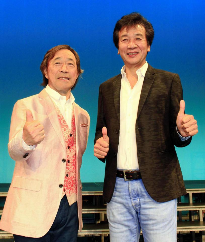 九州タッグで大阪公演に臨む前川清（右）と武田鉄矢＝大阪・新歌舞伎座