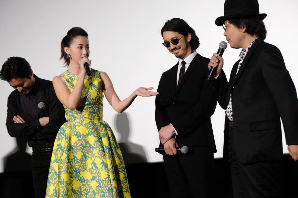 園子温監督（右）と沢尻エリカ（左）＝東京都内（撮影・開出　牧）