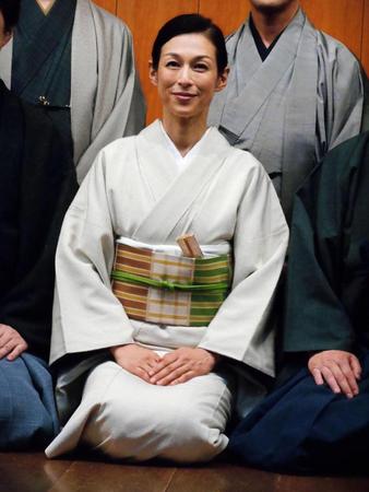 舞台「能狂言の舞踊」の発表会見に登場した鈴木保奈美＝東京・上野の花柳基舞踊稽古所