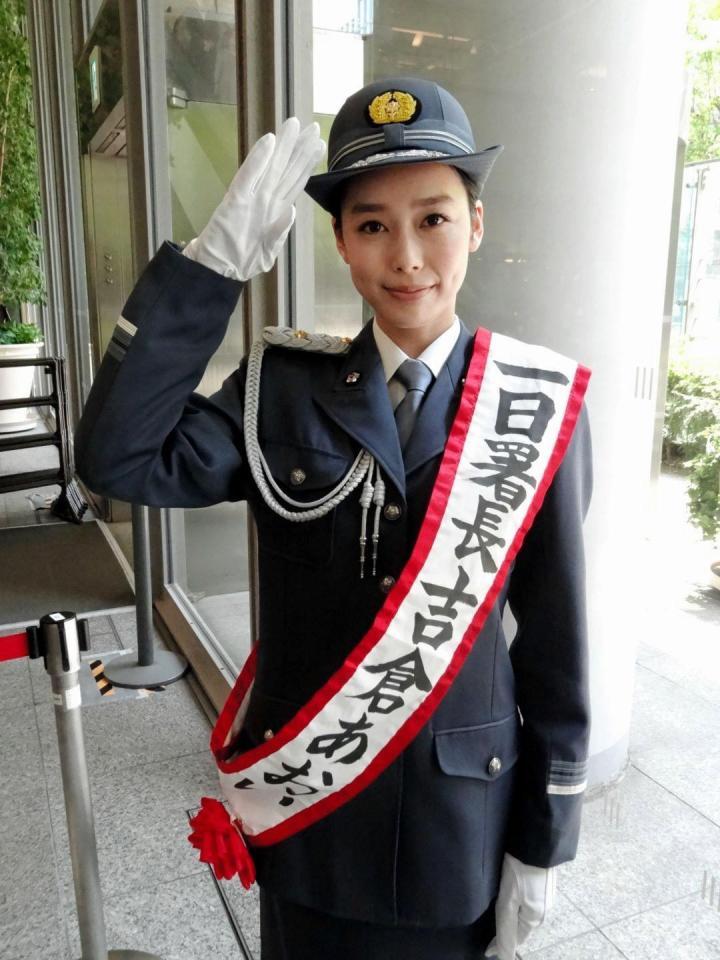 敬礼する吉倉あおい＝都内