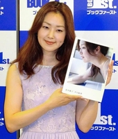 写真集発売イベントを行った笛木優子＝東京・新宿