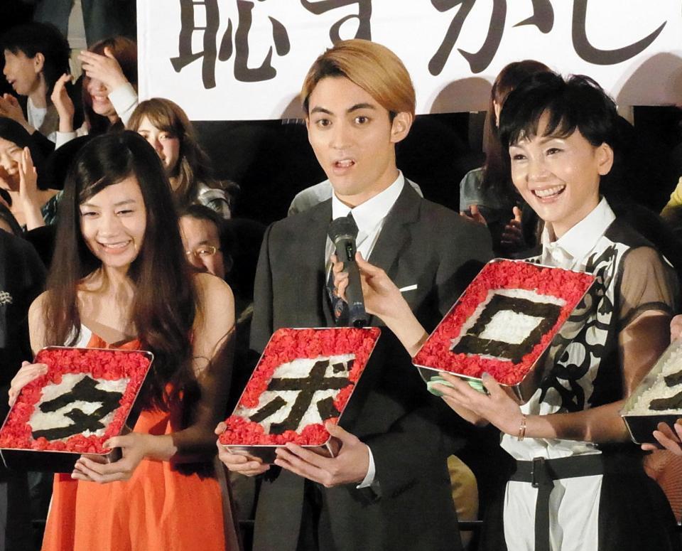 弁当箱に入っていた食用カーネーションの食レポを披露した永瀬匡（中央）と、吹き出す清水富美加、南果歩＝東京・新宿バルト９