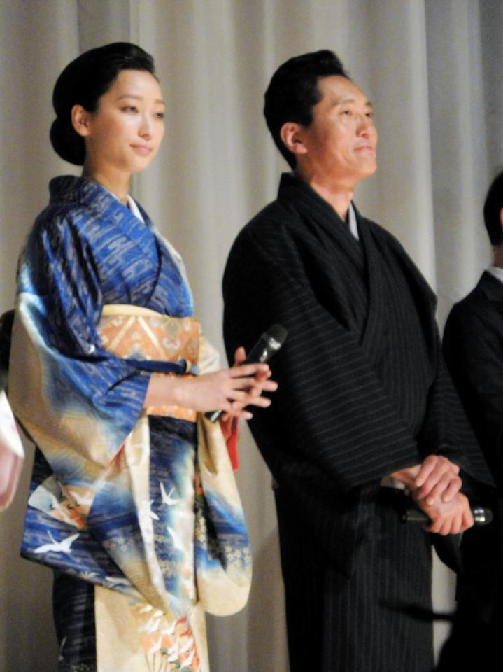 和服姿で舞台あいさつに登場した（左から）杏、松重豊＝東京・テアトル新宿