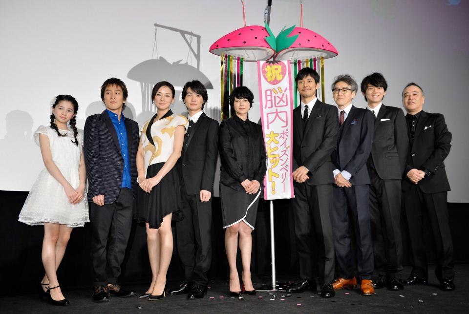 初日舞台あいさつに勢ぞろいした（左から）桜田ひより、成河、吉田羊、神木隆之介、真木よう子、西島秀俊、浅野和之、古川雄輝、佐藤祐市監督＝東京有楽町のＴＯＨＯシネマズ日劇２（撮影・園田高夫）