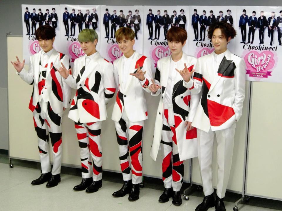 ライブ前に会見を行った超新星＝日本武道館