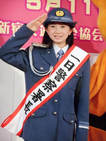 新宿署の一日警察署長を務め敬礼する桜田ひより＝東京・新宿駅西口地下特設ステージ