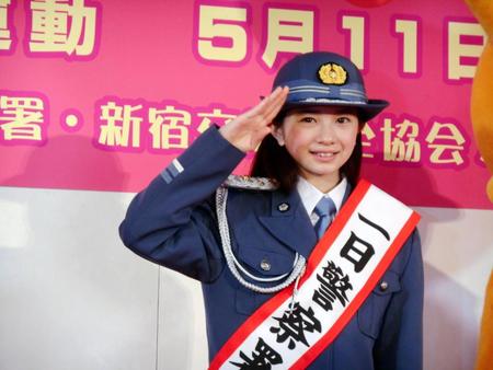 新宿署の一日警察署長を務め敬礼する桜田ひより＝東京・新宿駅西口地下特設ステージ