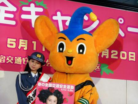 新宿署の一日警察署長を務めた桜田ひより（左）とピーポ君＝東京・新宿駅西口地下特設ステージ