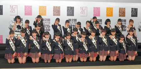 指名されたメンバー。（２列目左端）横山由依と（２列目右端）高橋みなみ＝有明コロシアム（撮影・堀内翔）