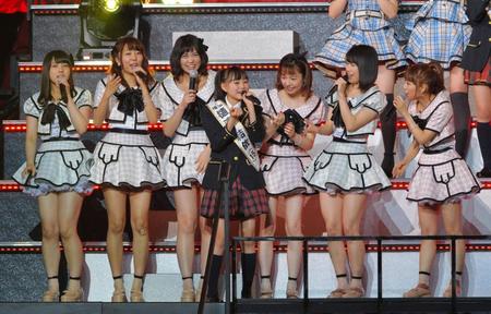 ＡＫＢ４８チームＡと熱唱する樋渡結依（中央）＝有明コロシアム（撮影・堀内翔）