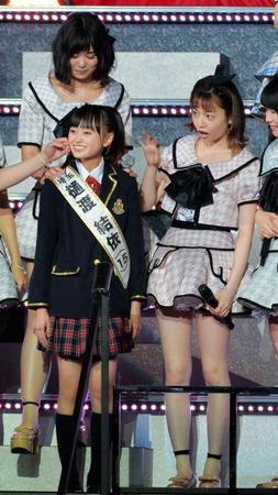 樋渡結依（左）を前におどけた表情の島崎遥香＝有明コロシアム（撮影・堀内翔）