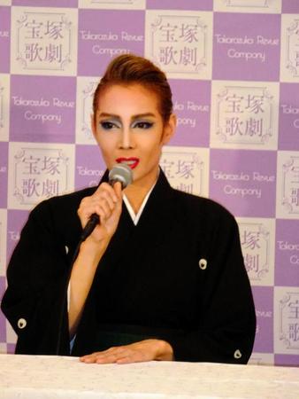 退団会見を行った柚木礼音＝東京宝塚劇場