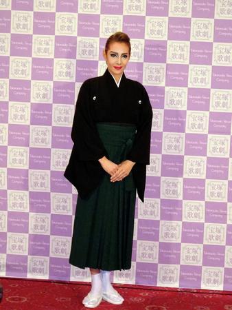 退団会見を行った柚木礼音＝東京宝塚劇場