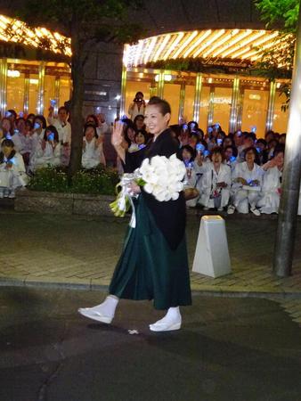 晴れ晴れした表情で劇場を後にした柚木礼音＝東京宝塚劇場