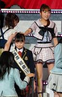 高橋みなみ（右）に頭をなでられる樋渡結依＝有明コロシアム（撮影・堀内翔）