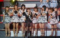 ＡＫＢ４８チームＡと熱唱する樋渡結依（中央）＝有明コロシアム（撮影・堀内翔）