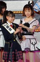 樋渡結依（左）にマイクを渡す島崎遥香＝有明コロシアム（撮影・堀内翔）