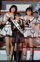 熱唱する樋渡結依を見守る島崎遥香（右）＝有明コロシアム（撮影・堀内翔）