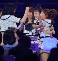 樋渡結依の交渉権を獲得し喜ぶ、チームＡの島崎遥香（右から２番目）ら＝有明コロシアム（撮影・堀内翔）