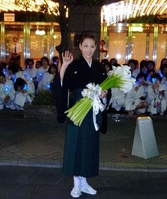 サヨナラパレードを行った柚希礼音＝東京宝塚劇場
