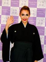 退団会見を行った柚木礼音＝東京宝塚劇場