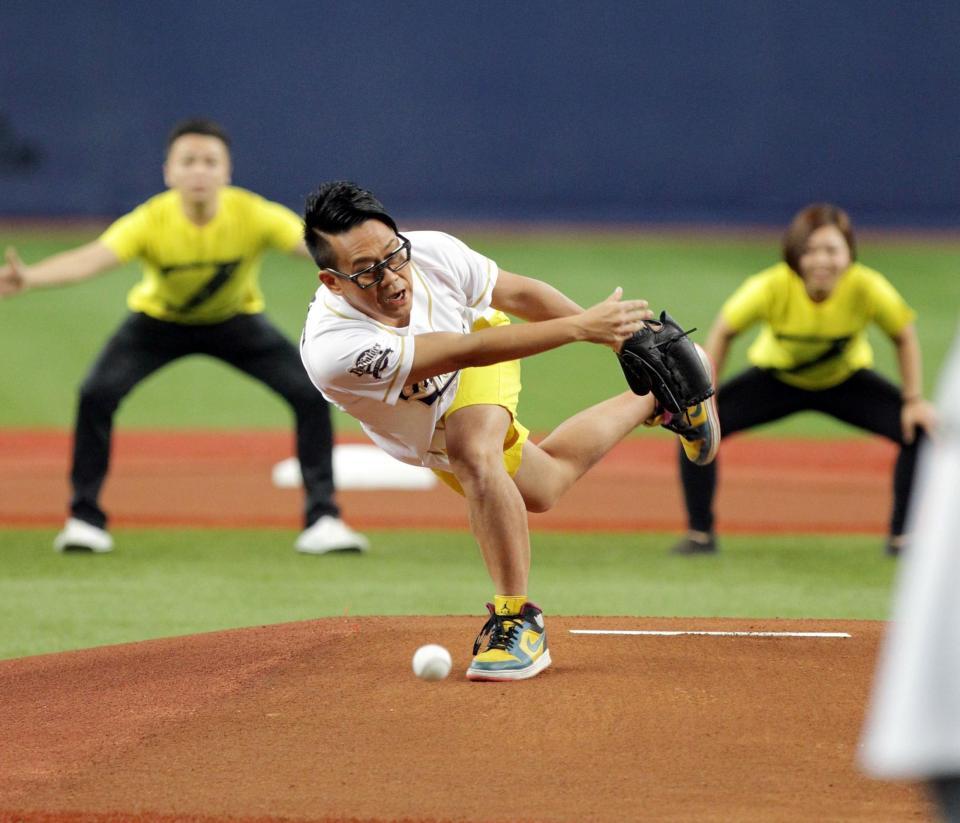 始球式で暴投する宮川大輔＝京セラドーム（撮影・山口　登）