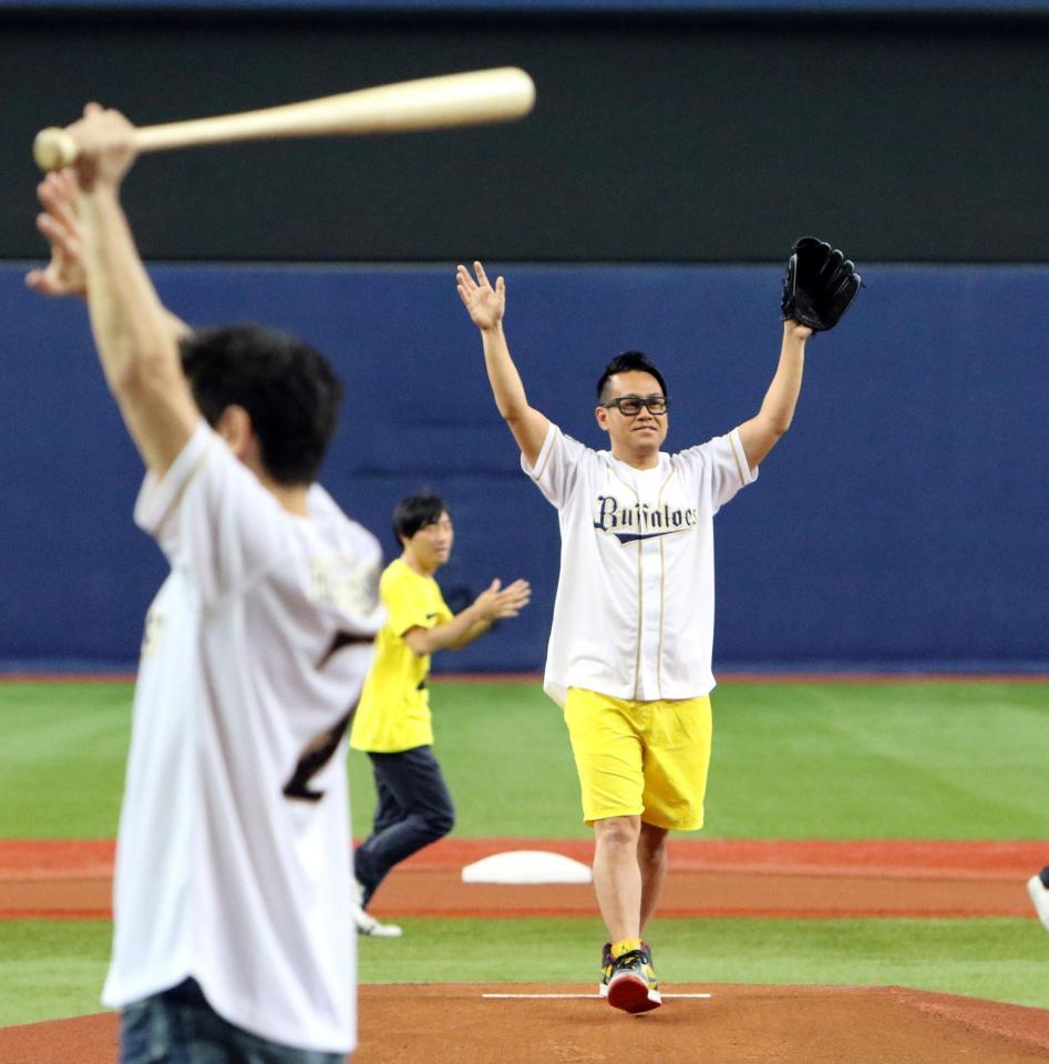 始球式を終え声援に応える宮川大輔（右）＝京セラドーム（撮影・山口　登）