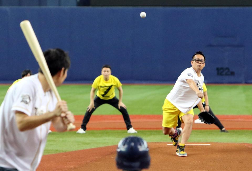 始球式をする宮川大輔＝京セラドーム（撮影・山口　登）