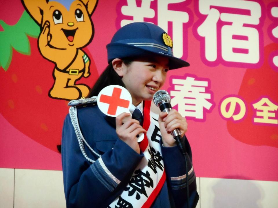 交通安全クイズに挑戦した桜田ひより＝東京・新宿駅西口地下特設ステージ