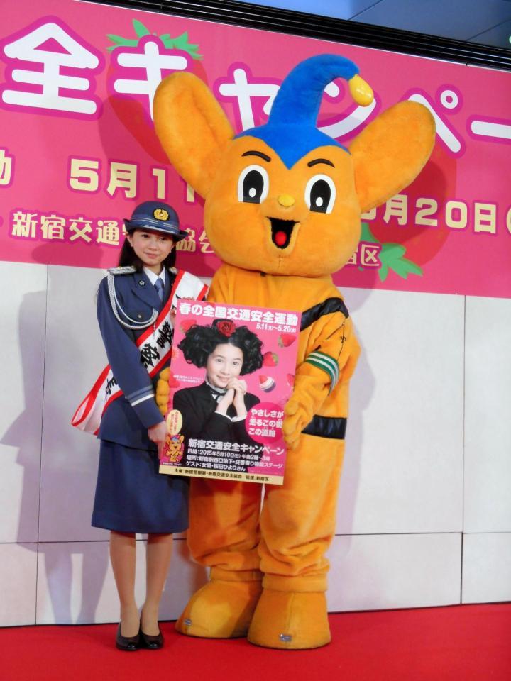 新宿署の一日警察署長を務めた桜田ひより（左）とピーポ君＝東京・新宿駅西口地下特設ステージ