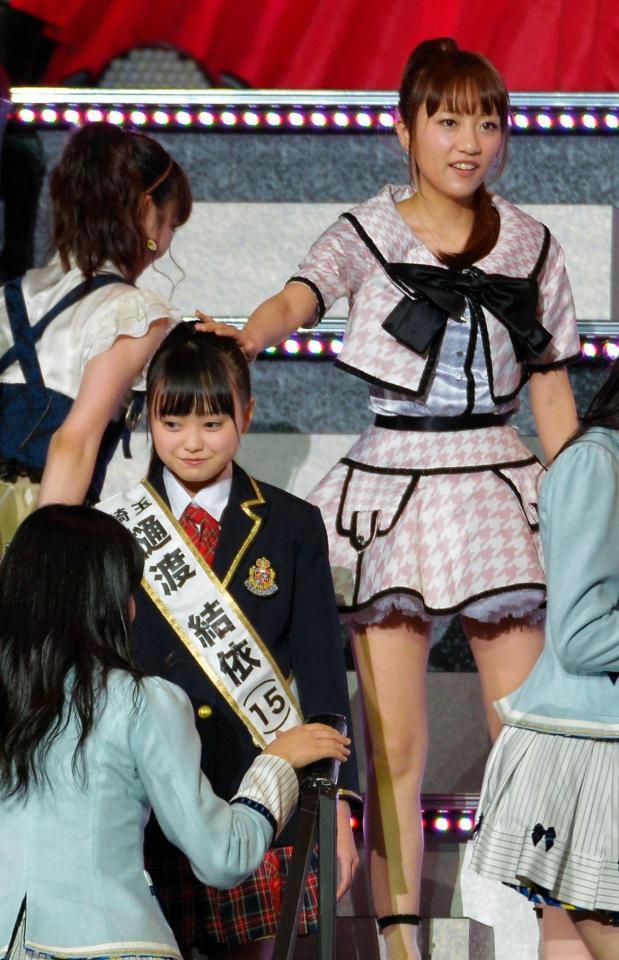 高橋みなみ（右）に頭をなでられる樋渡結依＝有明コロシアム（撮影・堀内翔）