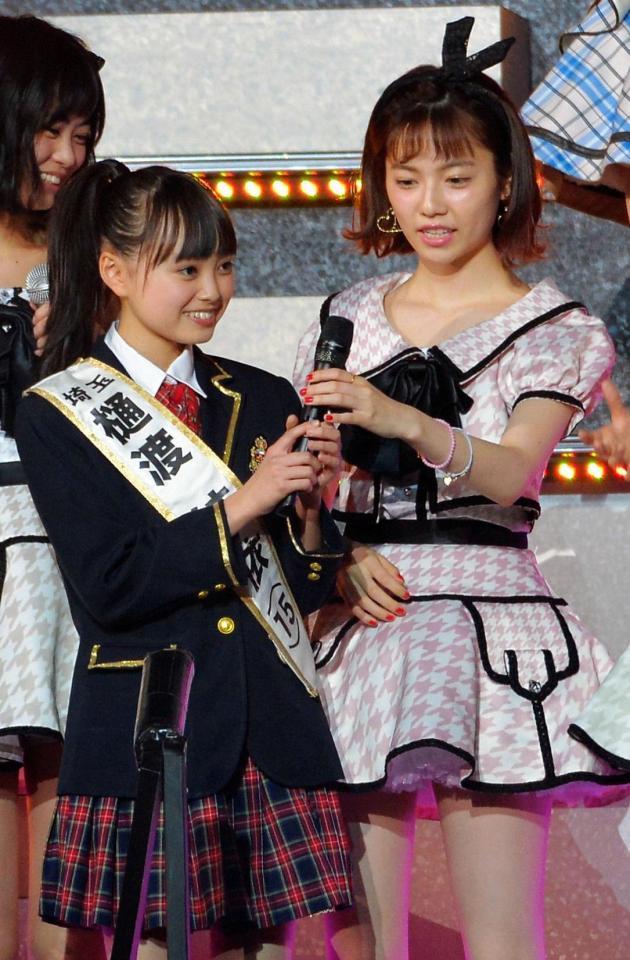 樋渡結依（左）にマイクを渡す島崎遥香＝有明コロシアム（撮影・堀内翔）