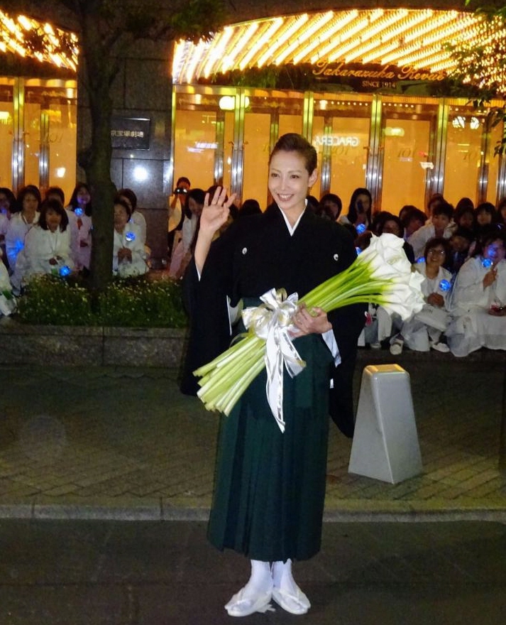 サヨナラパレードを行った柚希礼音＝東京宝塚劇場