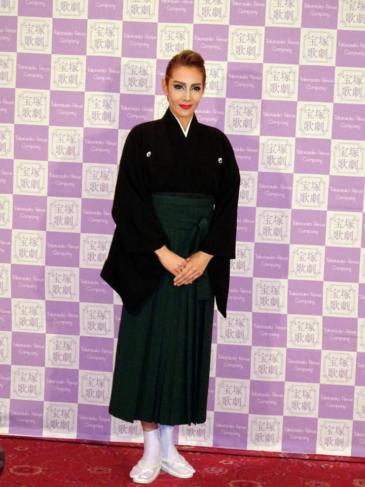 退団会見を行った柚木礼音＝東京宝塚劇場