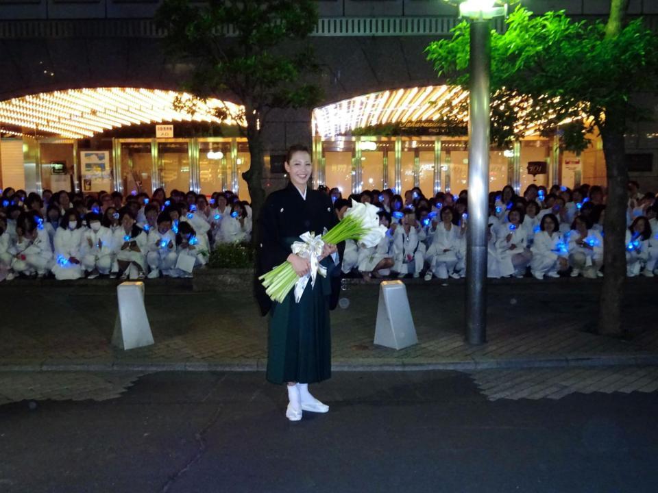 サヨナラパレードを行った柚木礼音＝東京宝塚劇場