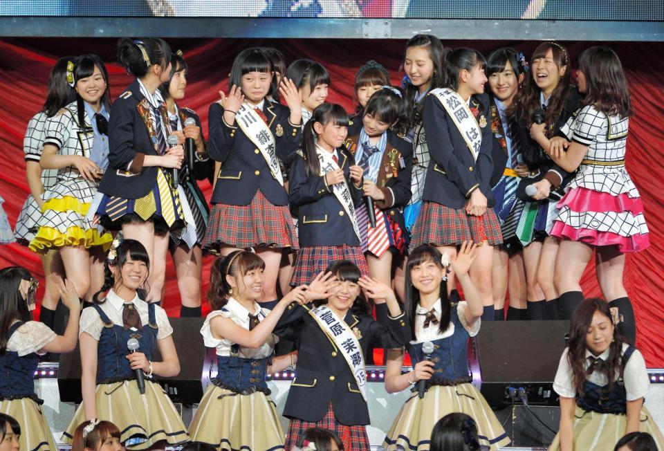 ドラフト指名され感極まった表情の村川緋杏ら＝有明コロシアム（撮影・堀内翔）