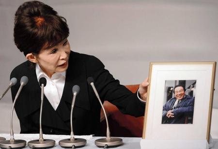 　愛川欽也さんの遺影を愛おしげに見つめるうつみ宮土理＝東京・中目黒キンケロ・シアター（撮影・開出　牧）