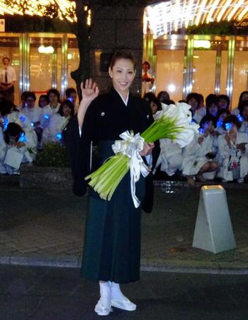 　サヨナラパレードを行った柚希礼音＝東京宝塚劇場